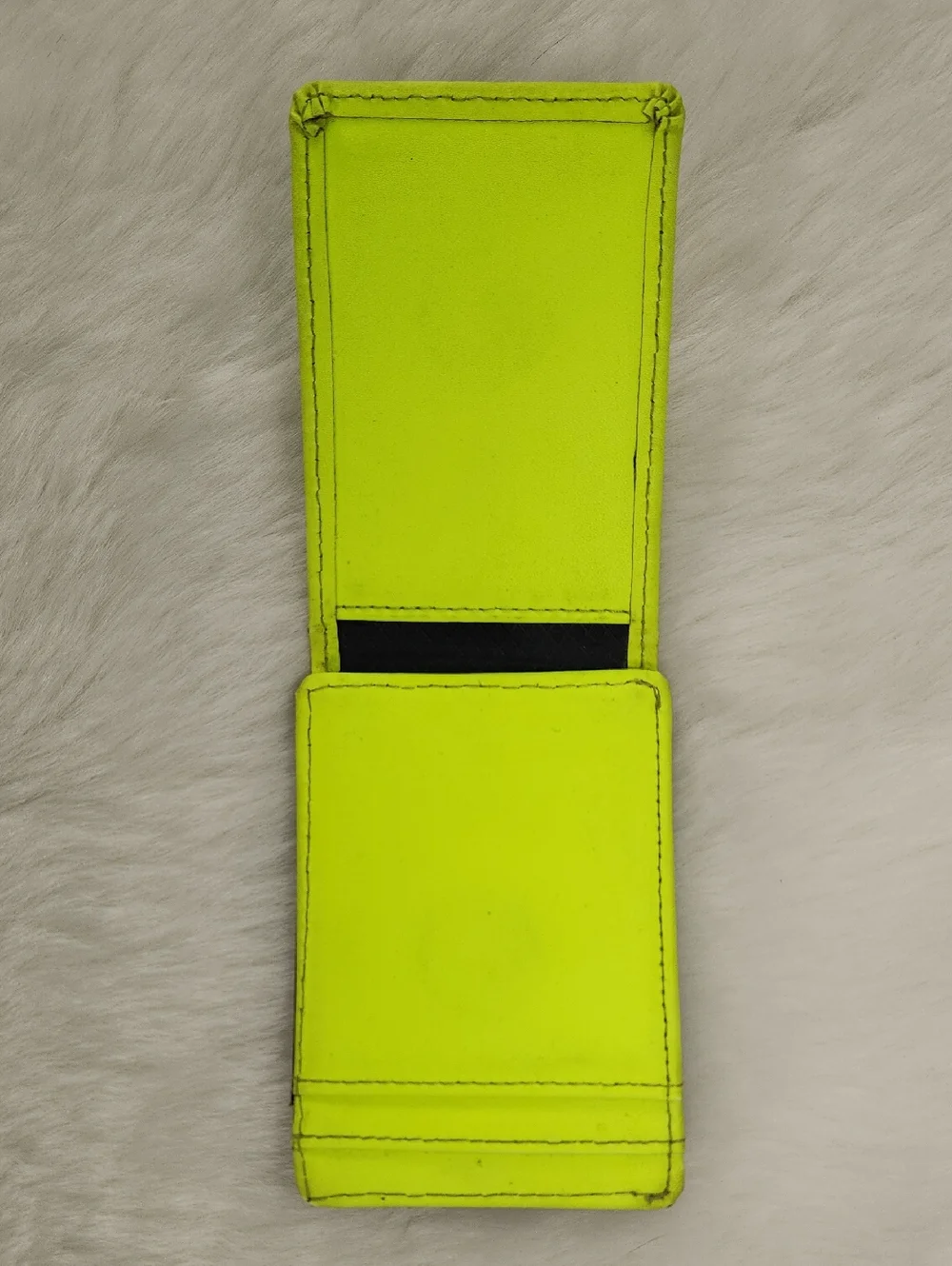 NIKE Bi-Fold Card Holder With Magnetic Close